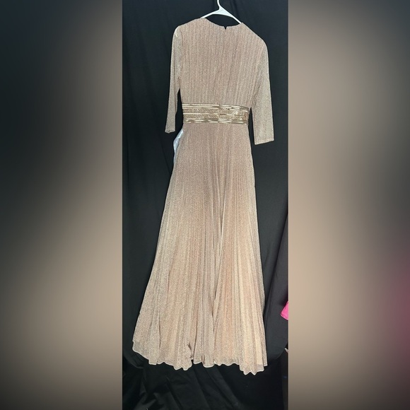 IEENA FOR MAC DUGGAL 30700 NWOT
Shimmering Pleated A-Line 3/4 Sleeve Gown - Picture 5 of 6